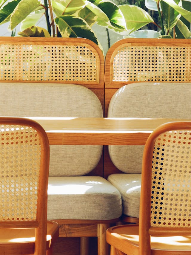 combinar sillas ratán con mesa madera